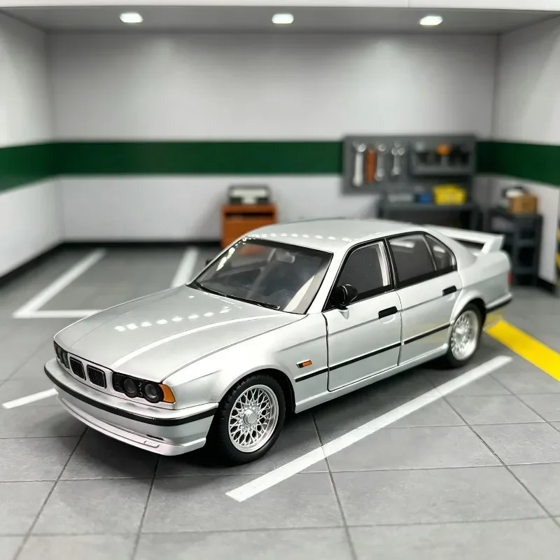 Simulation 1:24 Scale M5 Alloy Car Model Collection Metal Toy Vehicle Miniature Voiture Ornament Birthday Gift Boyfriend
