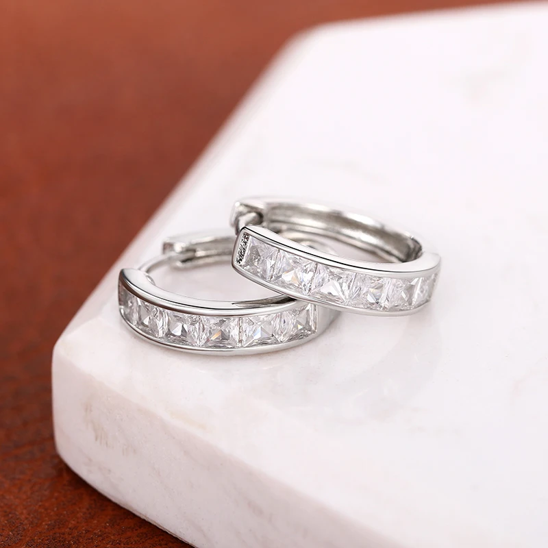 Huitan Einfache kleine Creolen, voll gepflastert, Prinzessin, CZ, Temperament, vielseitige Kreisringe für Damen, modischer, vielseitiger Schmuck
