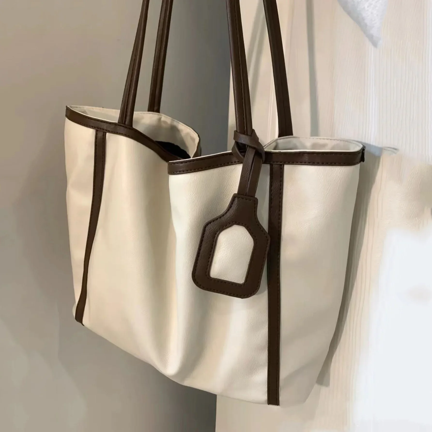 New Fashion Versatile Texture Large Capacity Simplicity with Hanging Tag Accessories Splicing Shoulder Support Special Bag