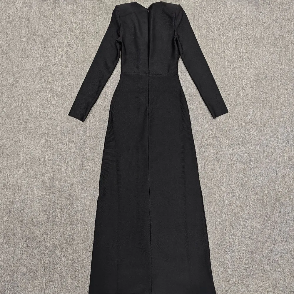 ชุดเดรสยาวแขนยาวประดับเลื่อมและคริสตัลทรงเข้ารูปสำหรับงานแต่งงานหรืองานพรอม  ชุดราตรีหรูหรา