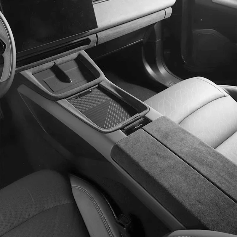 

Итальянская замшевая отделка салона для LYNK&CO 08 2023 2024 2025: центральная панель, панель переключения передач, рамка стеклоподъемника, панель рулевого колеса
