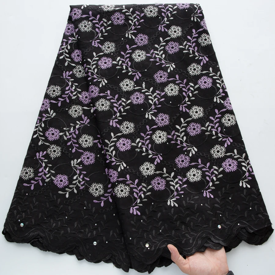 Hochwertiger afrikanischer Baumwoll-Spitzenstoff, schwarze Basis, lila-weiße Blumenstickerei, Schweizer Voile mit Steinen für Hochzeitsfeiern und Kleidung.