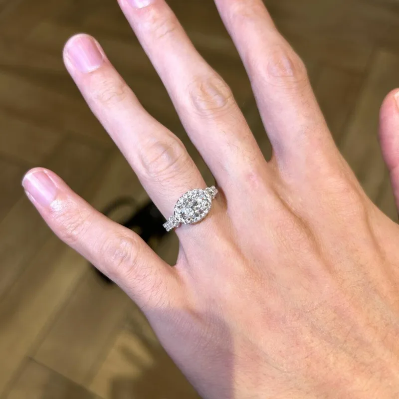 بيضة حمامة بيضاوية فاخرة خفيفة على الموضة مرصعة قليلاً مع حلقة افتتاح الماس للسيدات تصميم متخصص أنيق بمصابع السبابة الراقية #3