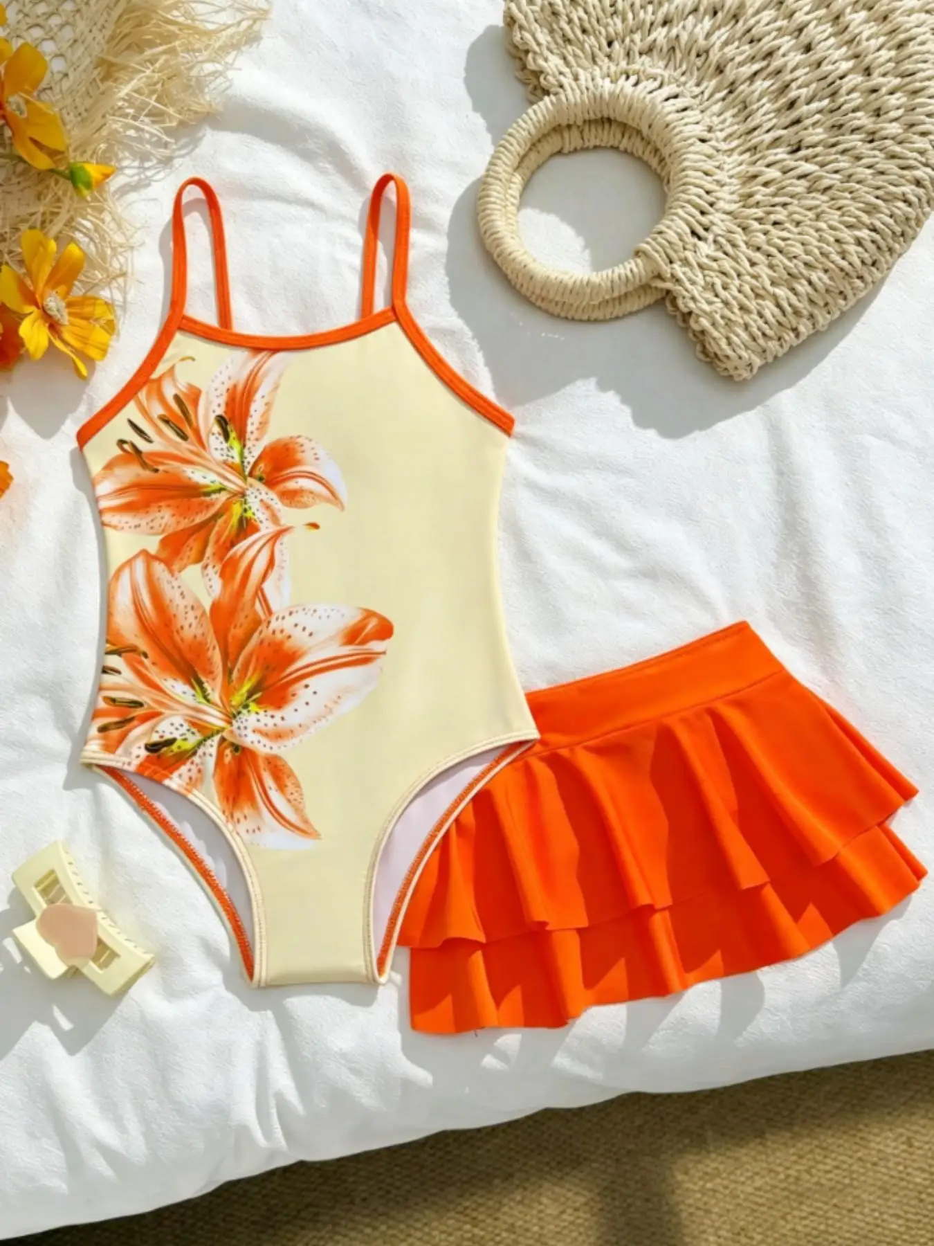 Badeanzug-Set für Mädchen: Orangefarbener Rock + exquisiter einteiliger Badeanzug mit 3D-Blumendruck, zweiteiliges Set mit doppellagigem Rüschenrock + Badeanzug mit Kreuzband-Design, geeignet für Mädchen im Alter von 4–12 Jahren für Strand und Pool – Detail 3