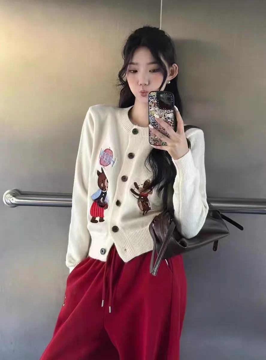 เสื้อคาร์ดิแกนปักลายการ์ตูน แฟชั่นผู้หญิง ทรงหลวม เสื้อสเวตเตอร์แขนยาว กระดุมแถวเดียว ผ้าถัก รุ่น 2025 F278