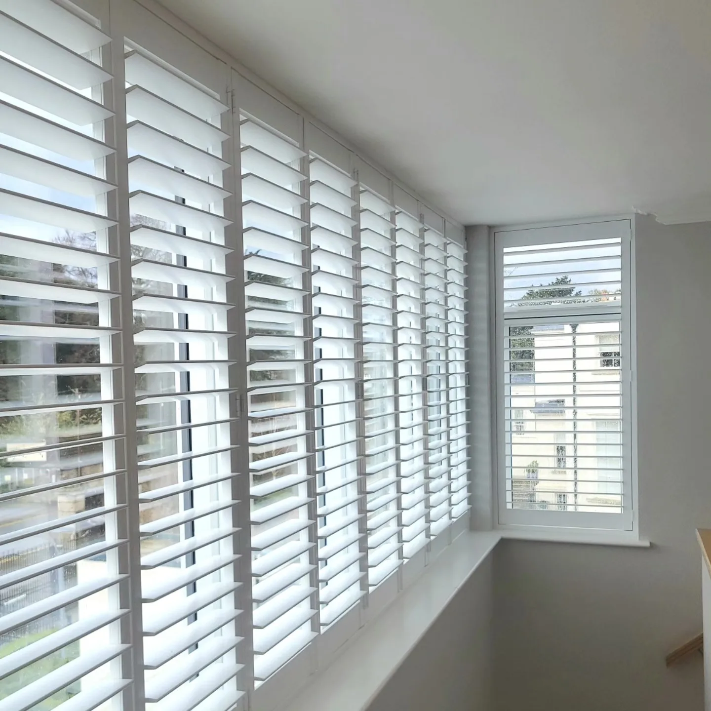 Factory Wholesale MOONA Traditional Interior Wooden PVC Shutters Windows Horizontal Opening Pattern Plantation Window Coverings