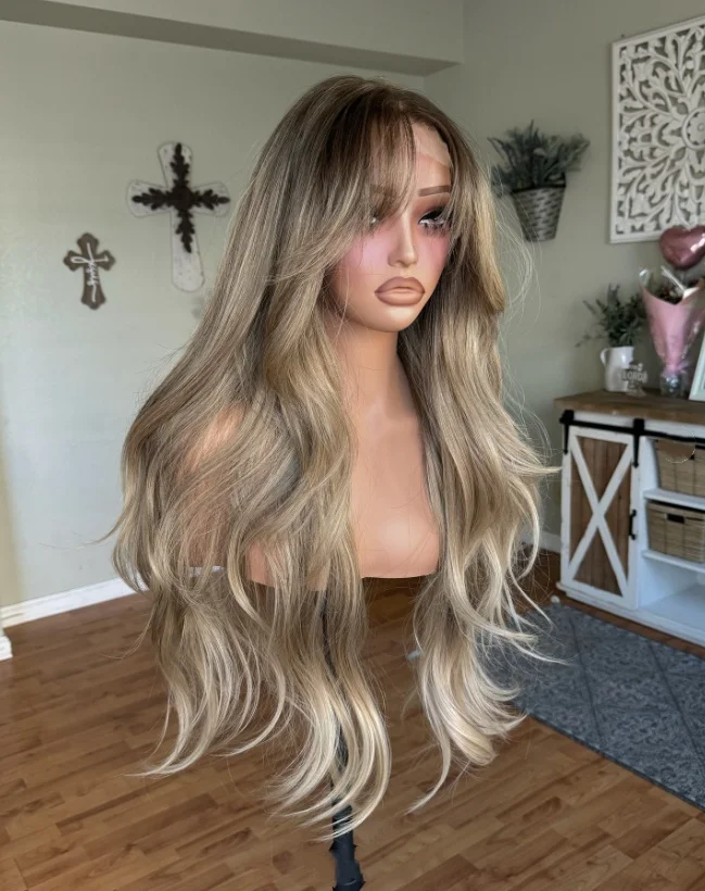 Wig Renda HD Bergaris Coklat Pirang Krem Ombre 13X4 dengan Wig Serat Tahan Panas Wig Tanpa Lem Wig Berlapis Gelombang Alami