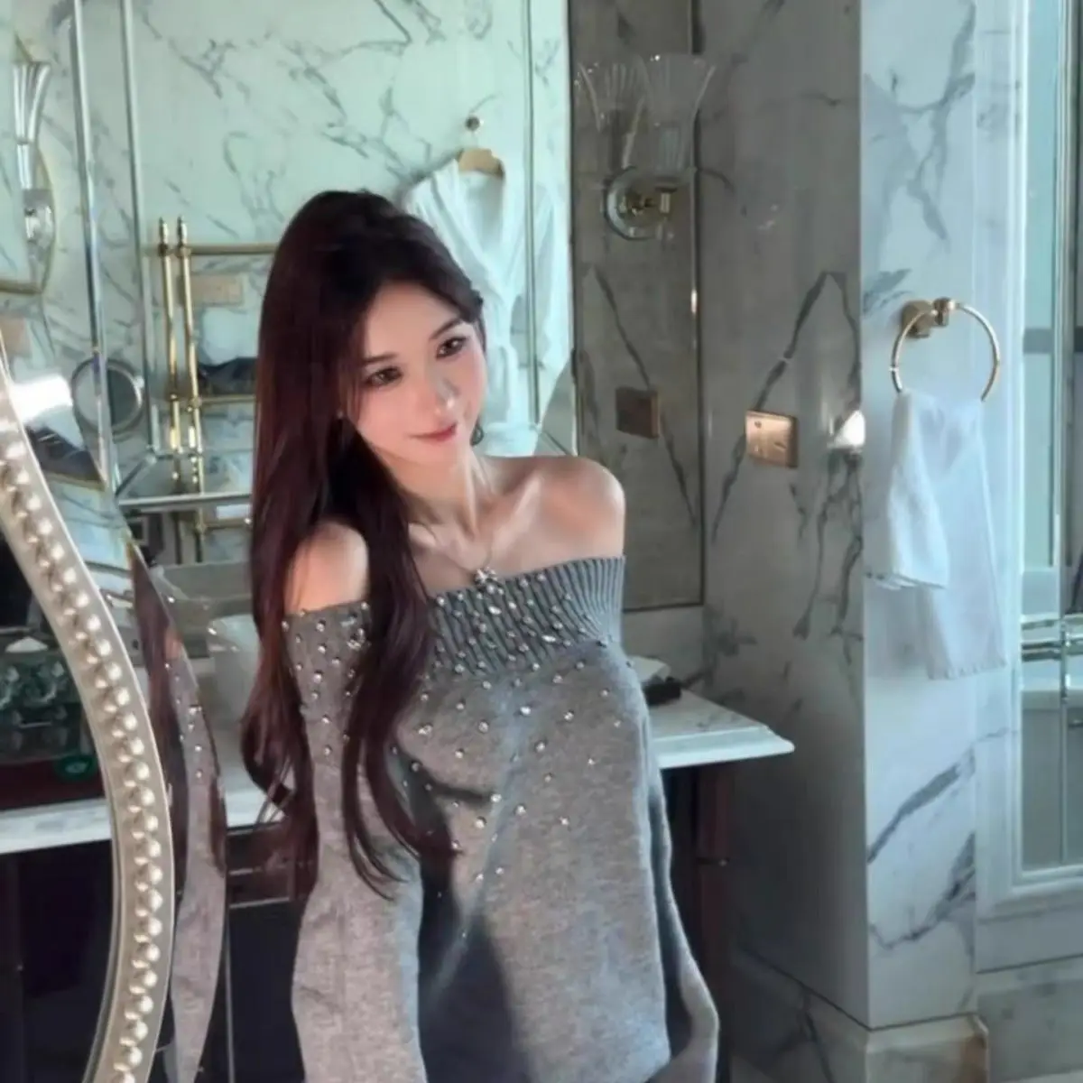 

Gagarich French Heavy Industry Diamond Hot Stamping One Shoulder Autumn Winter New Style High End Elegant Slim Knit Sweater Top