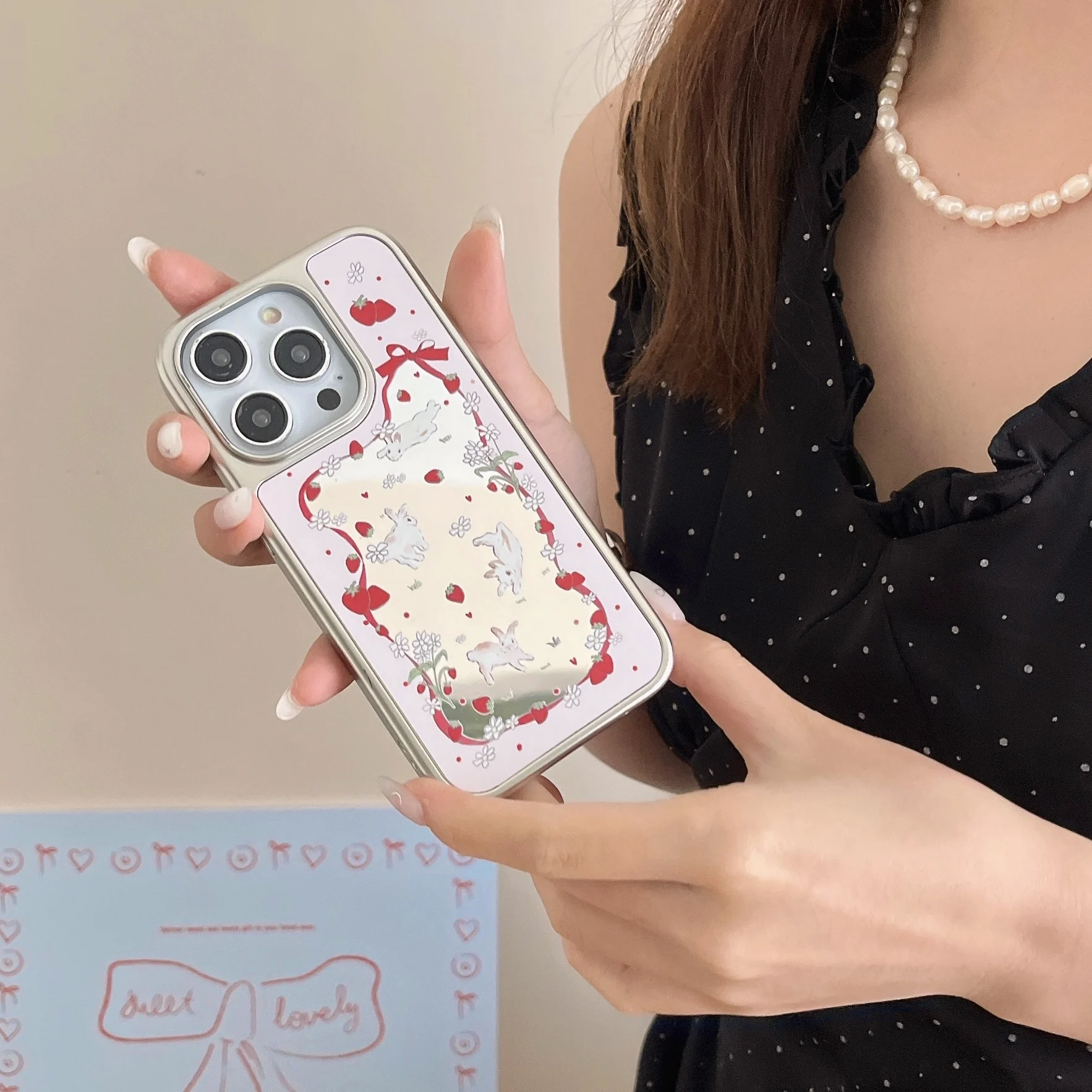 ピンクウサギイチゴウェーブポイントフラワーちょう結びシルクリボン鏡面スライバーエッジケース iPhone 13 14 15 16 プロマックス