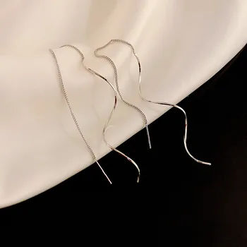 Orecchini a bottone geometrici a onda twist color argento per le donne Personalità in metallo stile cool Earline Temperamento Nuovo orecchino all'ingrosso