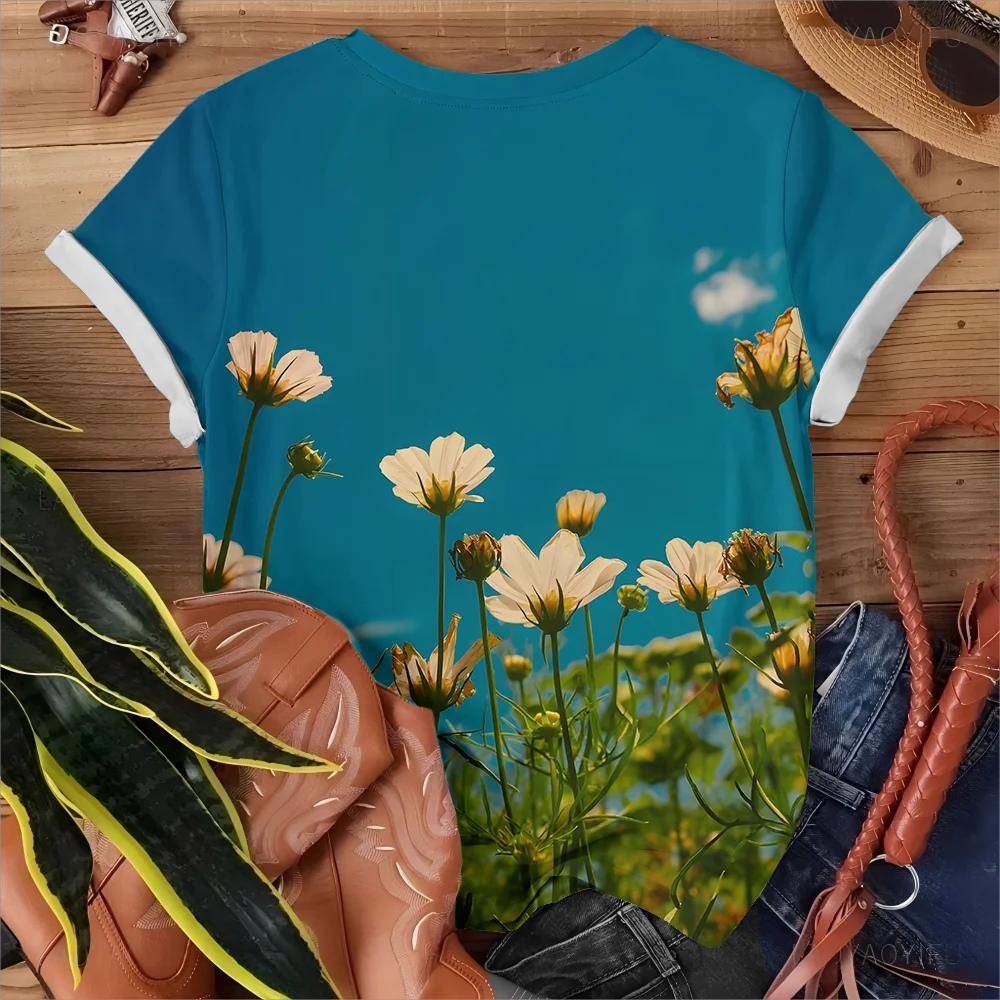 Letnia witalność słońca, głęboki niebieski podkład, nadruk perskiej chryzantemy, codzienna moda damska koszulka z krótkim rękawem