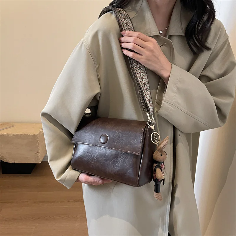 Semplice borsa retro 2024 nuova moda borsa morbida spalla donne senso senior di stile straniero crossbody borsa tendenza nicchia