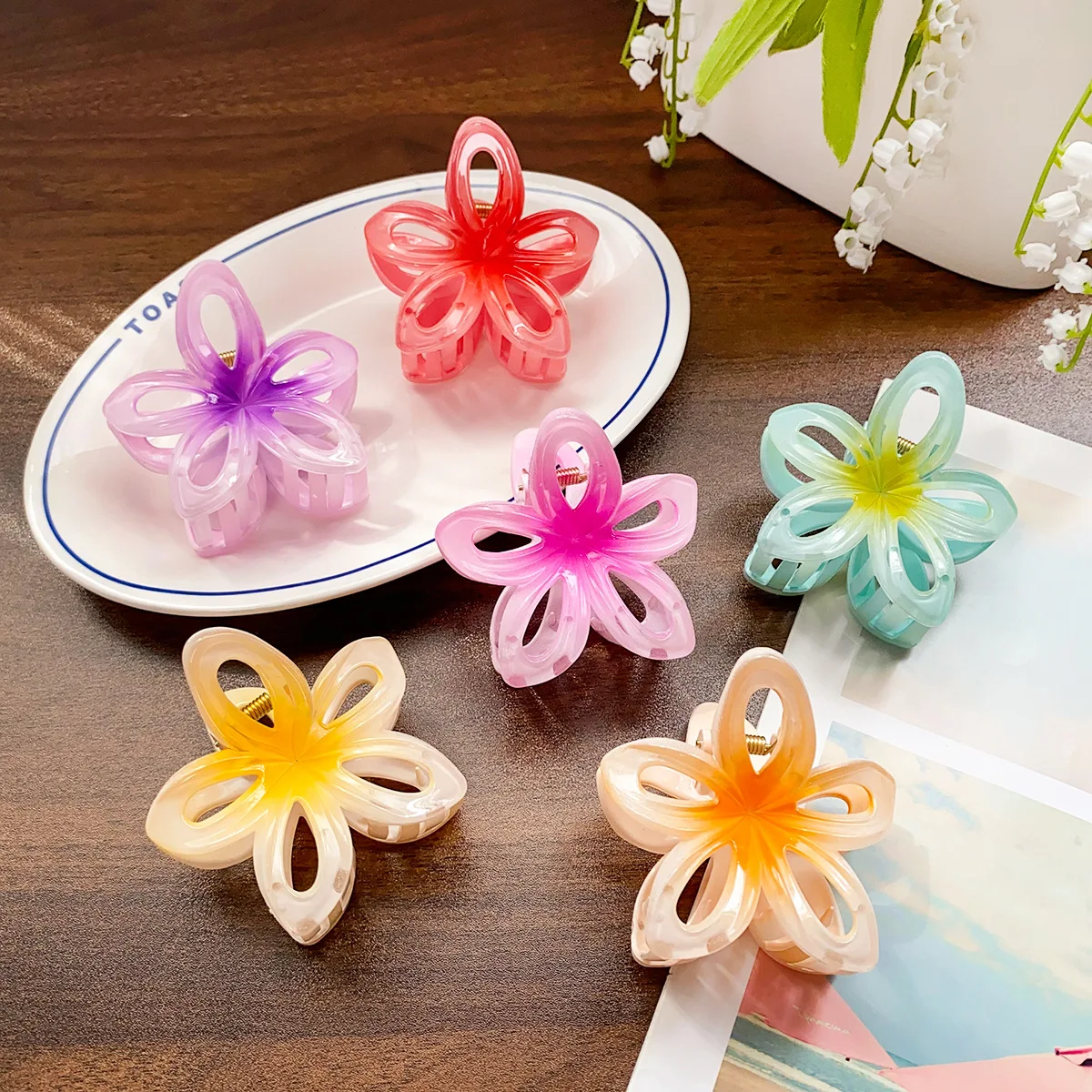

The new hollow out gradual change color flower color plastic hairpin fashionable and beautiful grab clip girl cute hair accessories