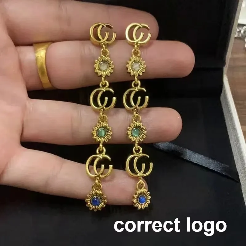 أقراط ديزي صغيرة بحرف G مزدوجة