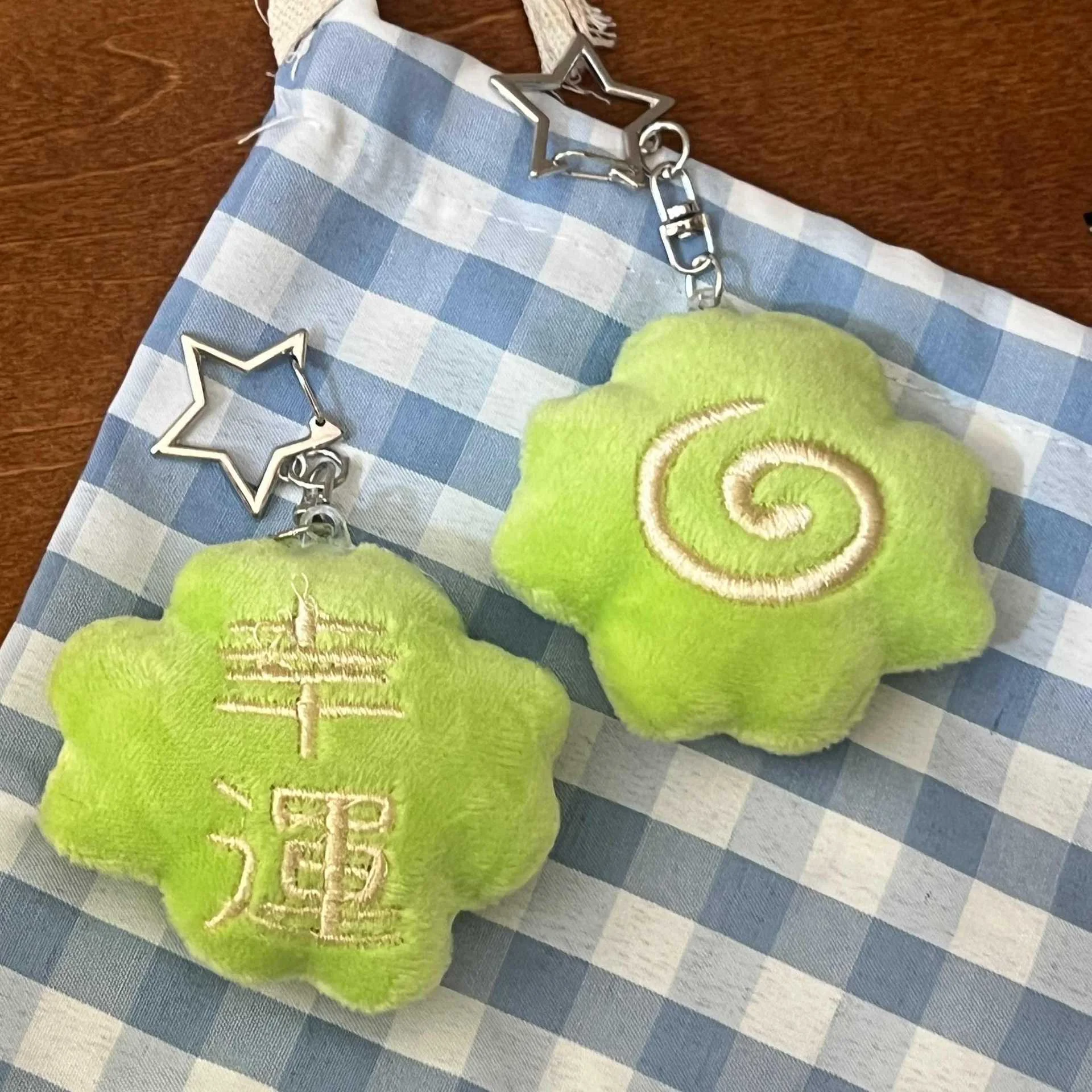 Niedlicher grüner Glücks-Spiralblumen-Plüsch-Schlüsselanhänger, weicher Stoff-Taschenanhänger, modischer Schlüsselring, Geschenk für Frauen und Mädchen, Deko
