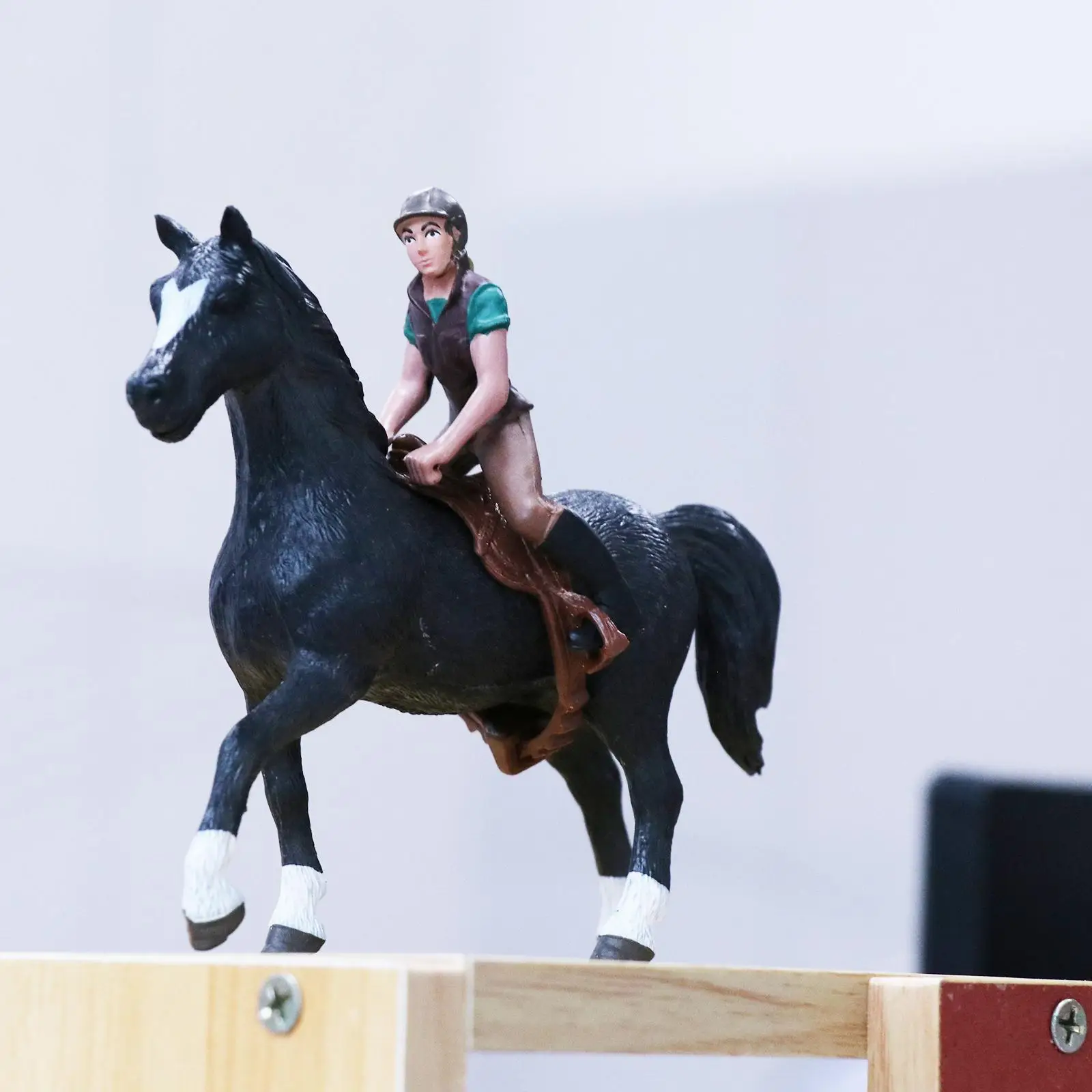 Realistisches Pferd mit Reiter, abnehmbares Modell, bemalte Figur, Statuenkollektion, Miniatur-Tierfigur aus Kunststoff für Kleinkinder und Kinder