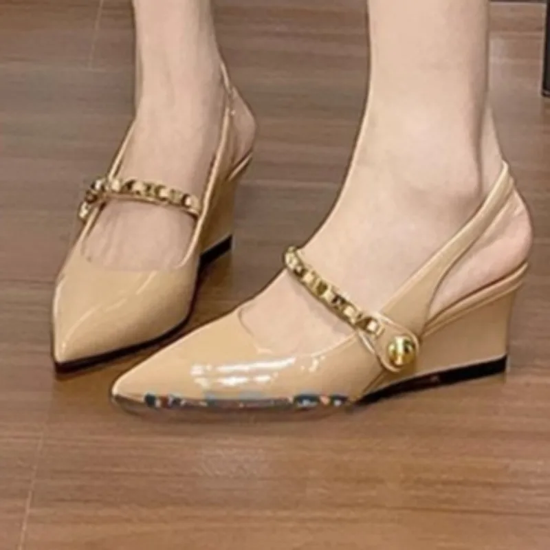 

Двухцветные женские туфли на высоком каблуке из лакированной кожи, новинка лета 2022, универсальные сандалии Baotou, одинарные туфли на танкетке с острым заклепком и пряжкой