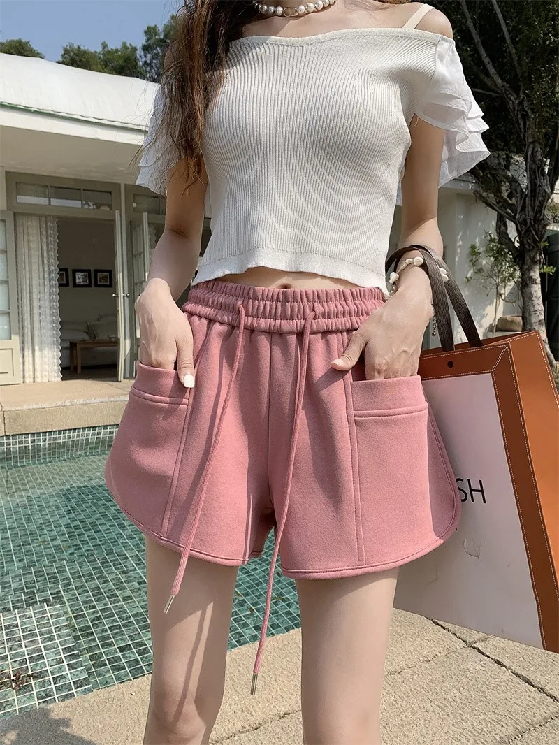 Lässige Sportshorts für Damen, elastischer Bund, vielseitige Kordelzug, lockere Passform, figurbetonte A-Linien-Shorts mit weitem Bein. – Detail 3