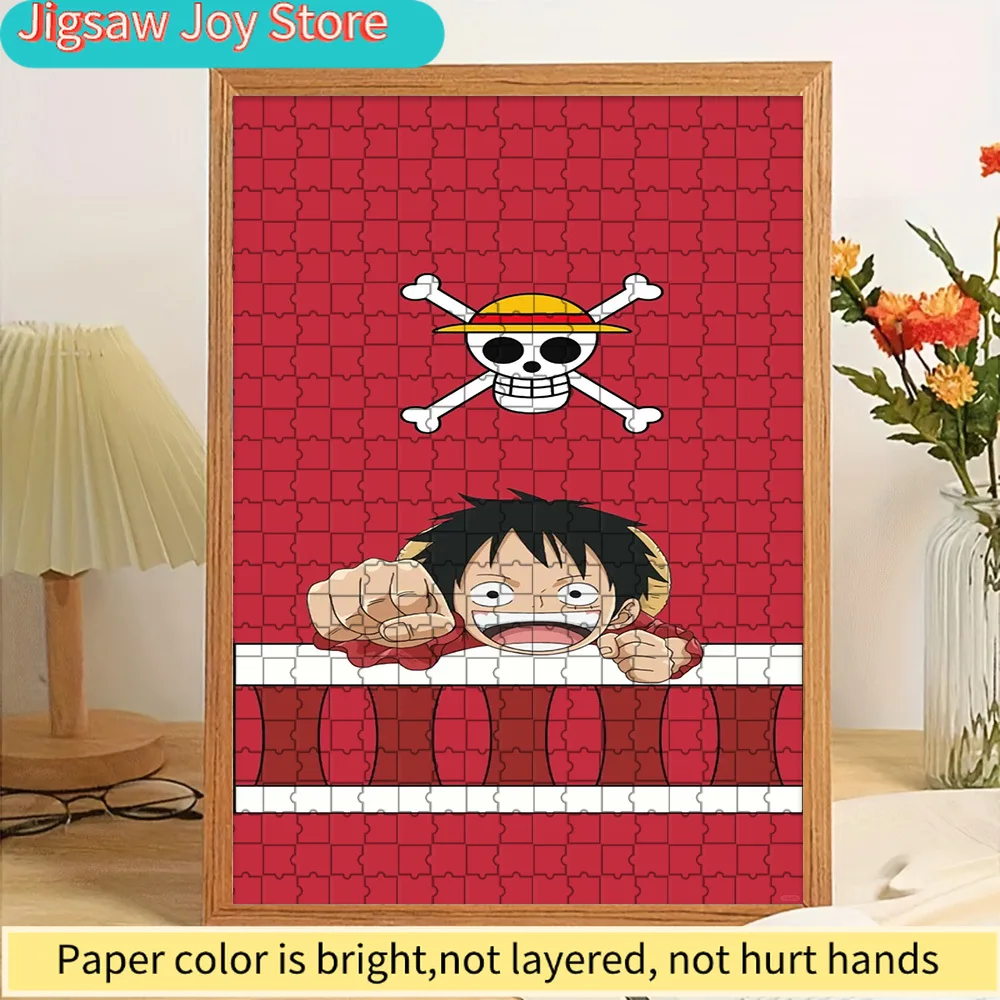 

Аниме-пазл «Ван-Пис» с Монки Д. Луффи в позе, указывающей на шляпу, с красным фоном и символом Джолли Роджер, премиум-качество, высокое разрешение, яркие цвета.