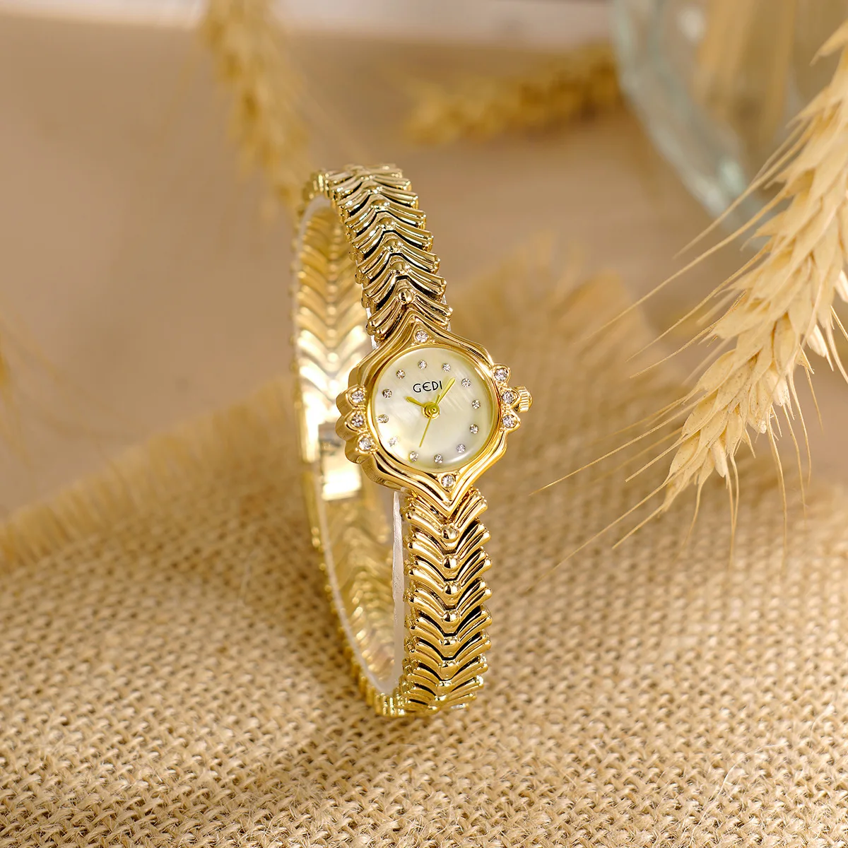 GEDI Fashion Women's Watch with Diamond Set Small Dial Fish Tail Bracelet Light Luxury High-end Ladies' Quartz Watch