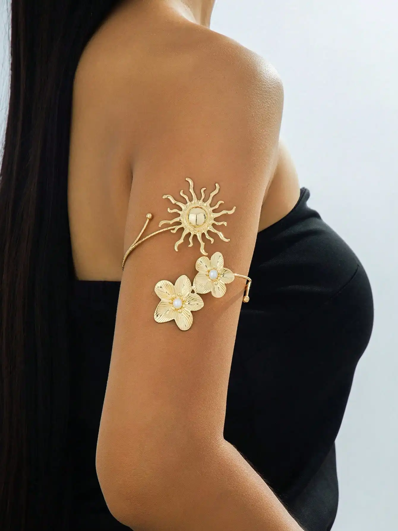 

A New Fashion Niche Design Women's Sunflower Bracelet, Suitable For Daily Wear.