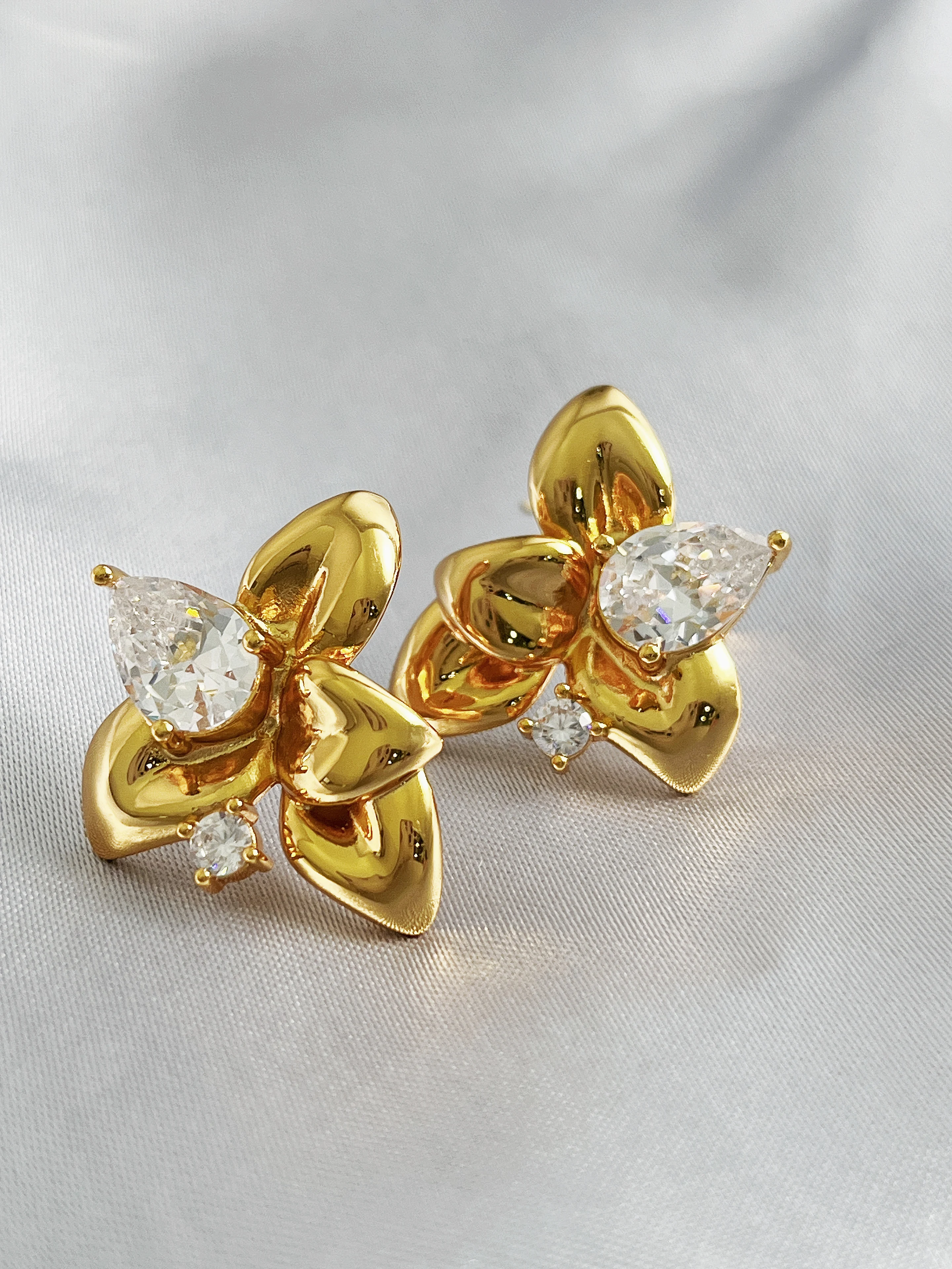 أقراط كاميليا رائعة عبر الحدود مع الزركونيا المتخصصة-شيك ركاب أساسيات مجوهرات متعددة الاستخدامات المبيعات المباشرة والجملة