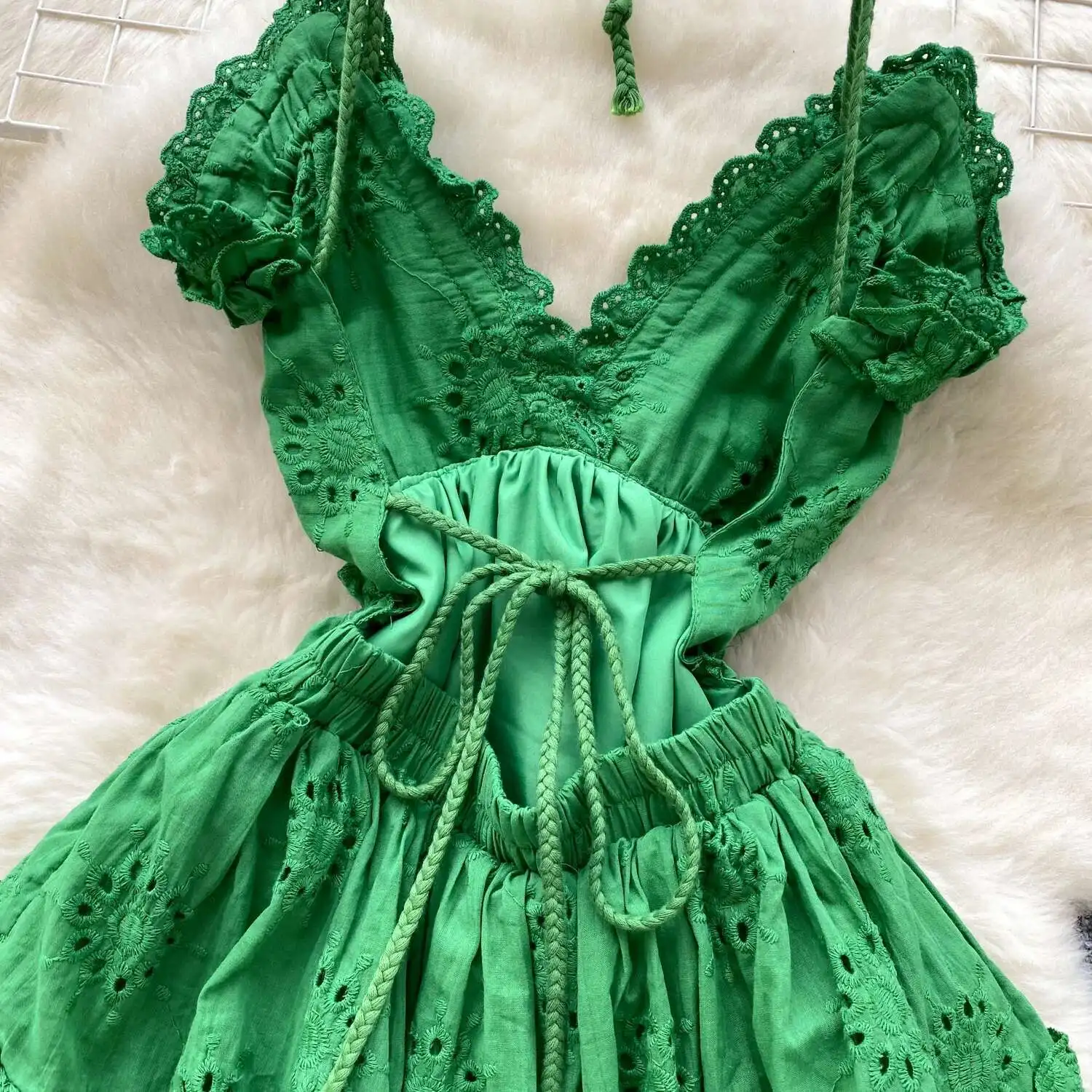 Abito corto da spiaggia in stile francese da donna sexy scollo a V profondo appeso al collo abiti ricamati vuoti abito corto Boho senza schienale da donna