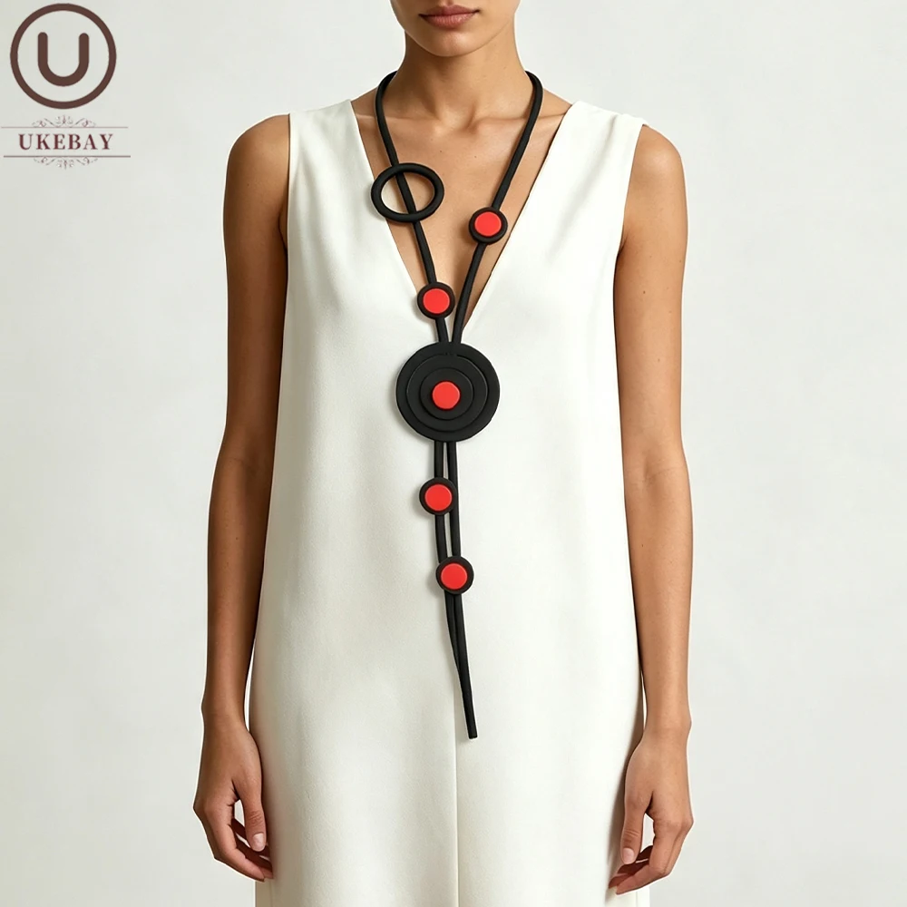 UKEBAY Lange Rote Statement-Halskette für Damen, Boho Handgemachter Gummischmuck, Party- und Festival-Accessoires, Leichte Halskette – Detail 1
