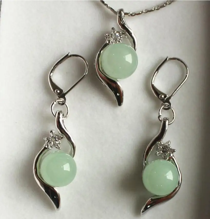 

nice jewelry set 10mm light green jades bread pendant & earring