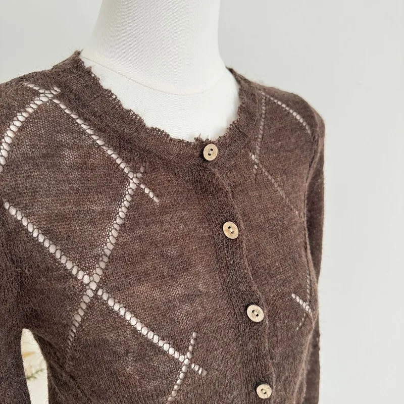 سترة محبوكة بنية على الطراز الكوري للنساء في خريف جديد نحيف عصري مجوف متقاطع أنيق