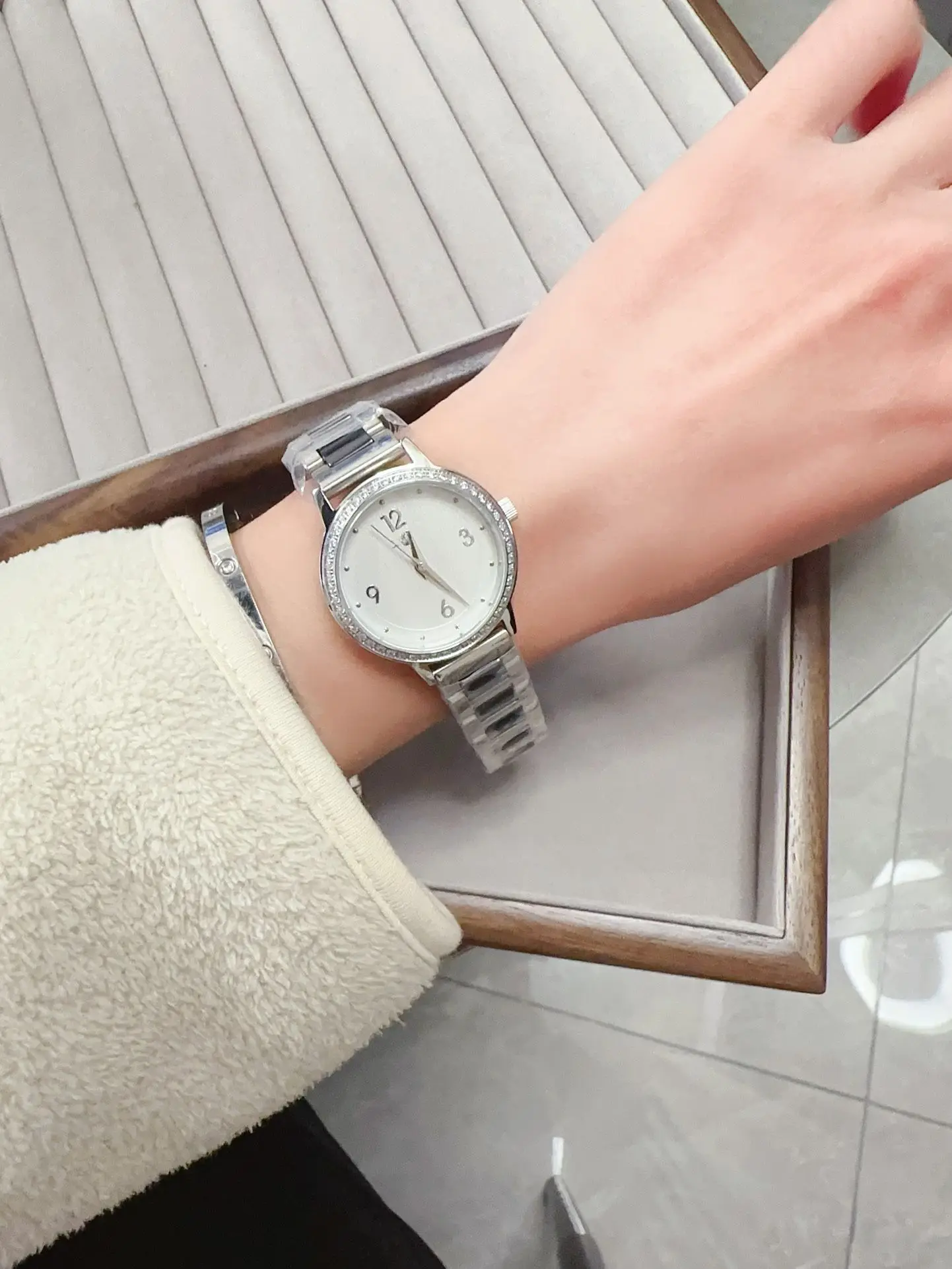 

Minimalist Silver Case White Dial Stainless Steel Mesh Band Women's Quartz Watch Ultra Thin Casual Wristwatch for Daily Wear