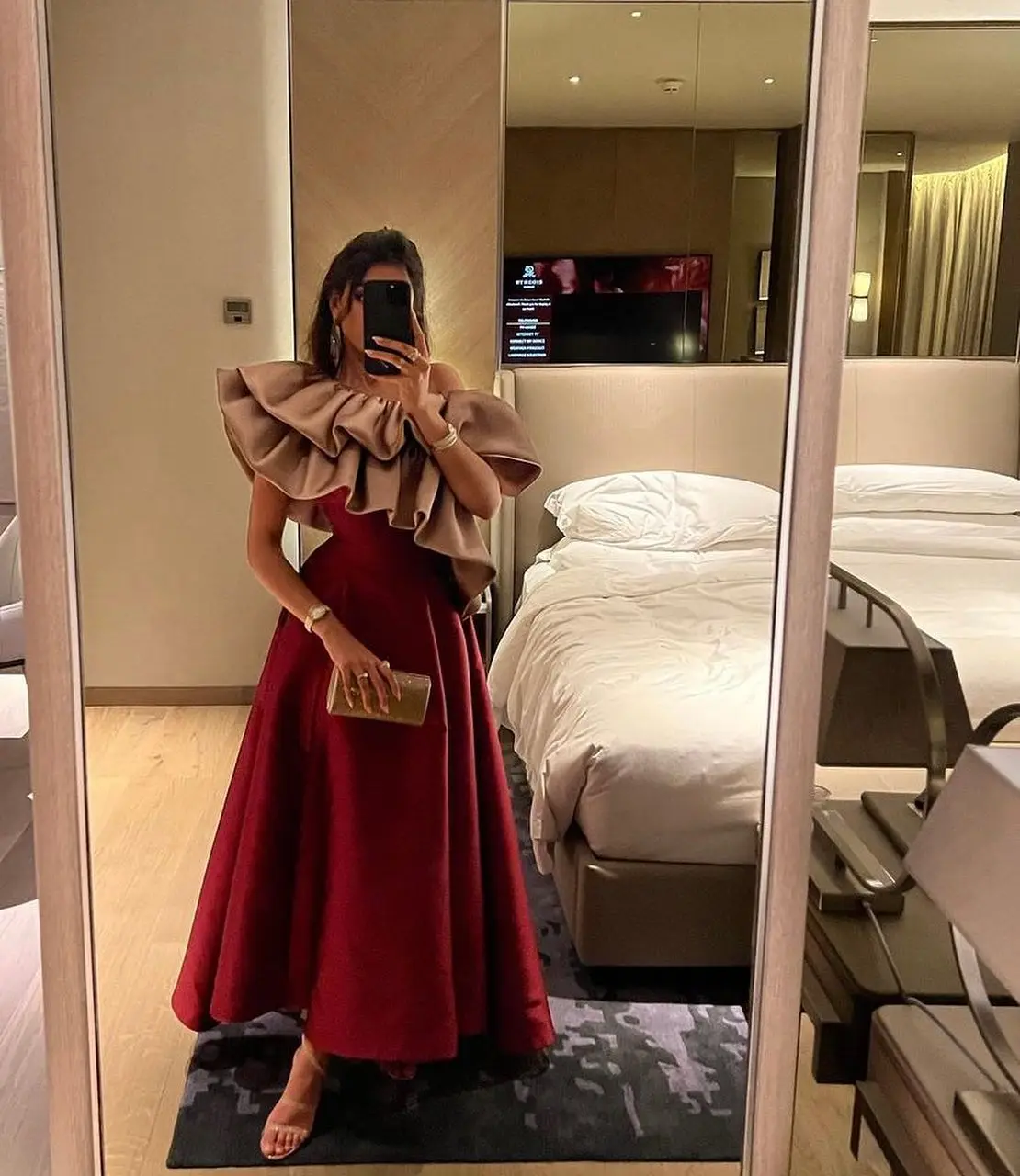 

Customized Temperament Off the Shoulder Contrast Color Evening Dresses Modern Satin Pleats Vestido De Festa Vestido De