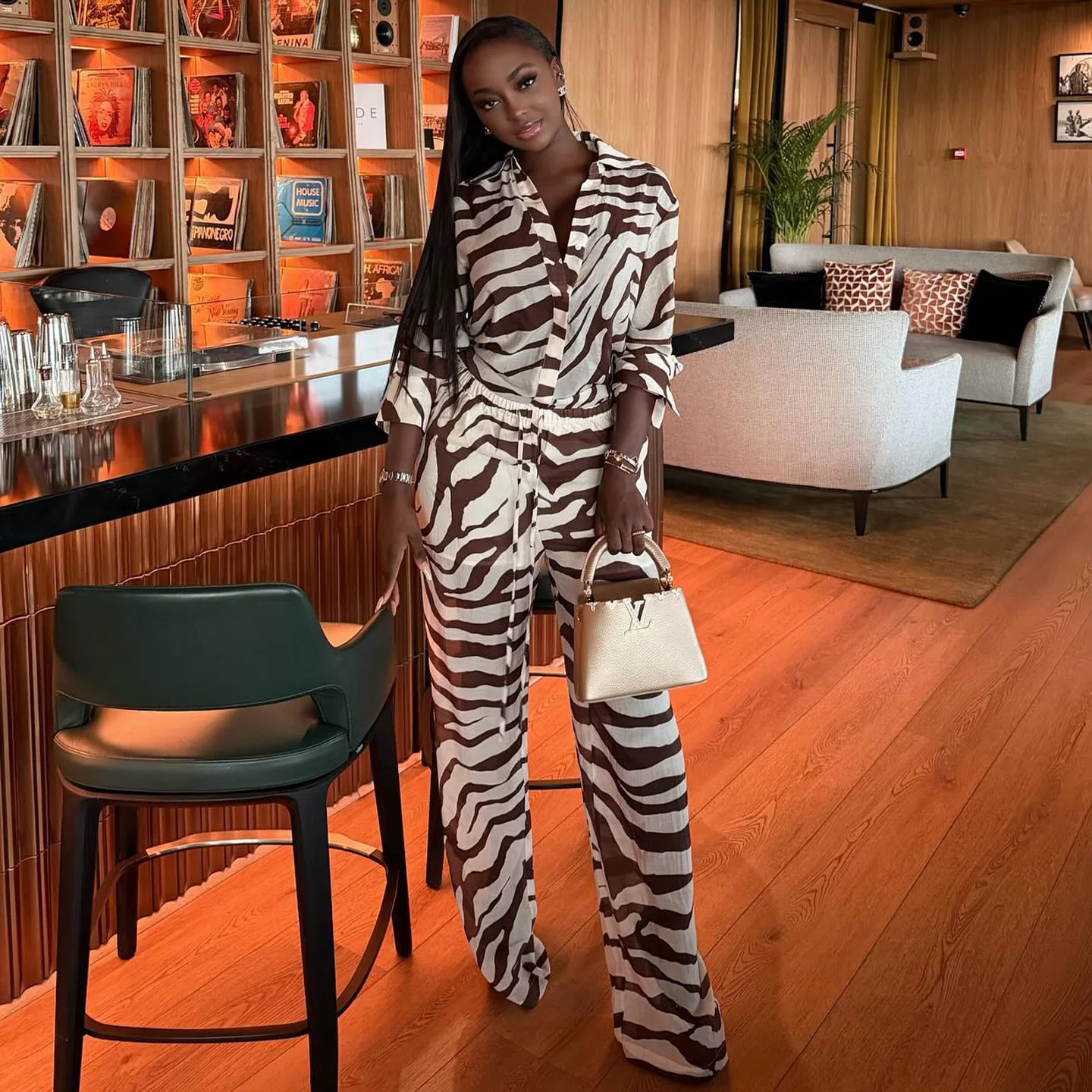 

Женский комплект из двух предметов: рубашка с отложным воротником и длинными рукавами, принтованные широкие брюки с высокой талией, уличный стиль Y2K, весна