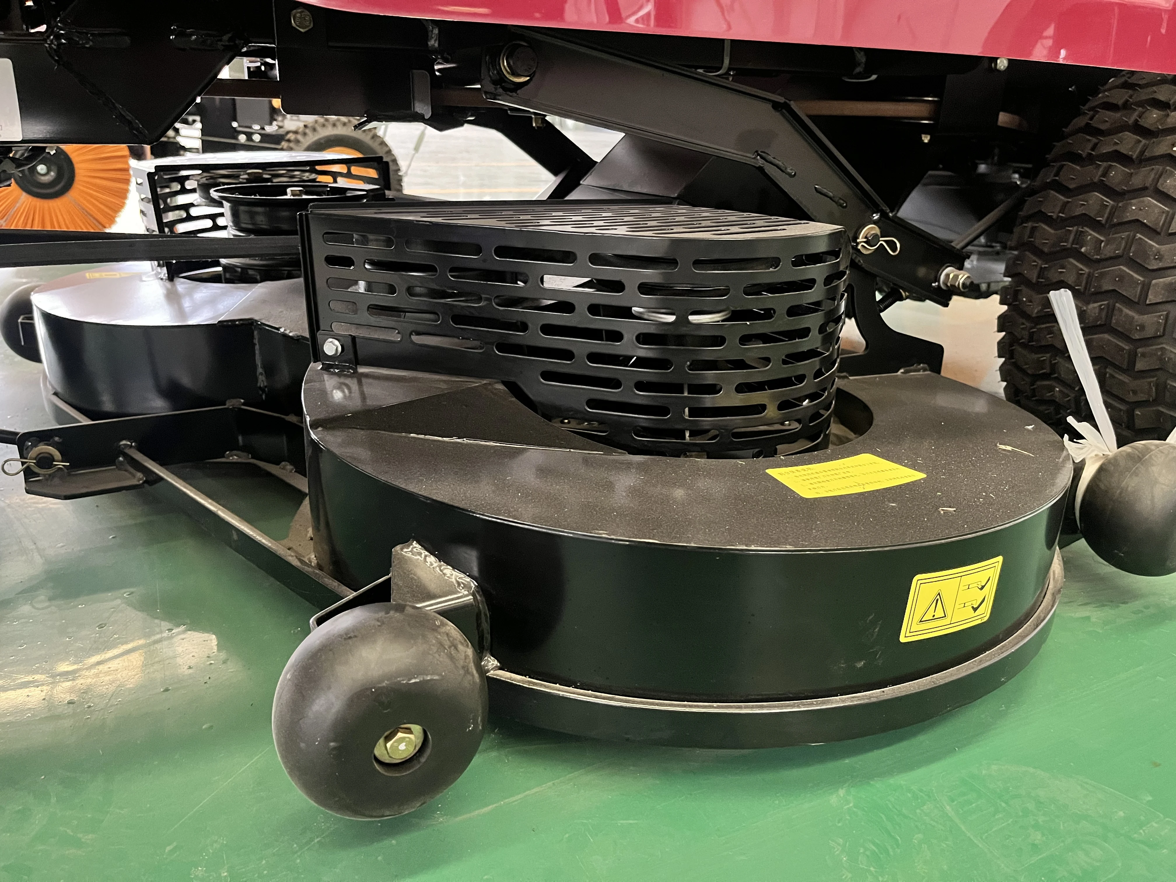 Customized Four-Wheel Drive Lawn Mower, Powerful Engine, Riding Lawn Mower, Bandwidth Platform