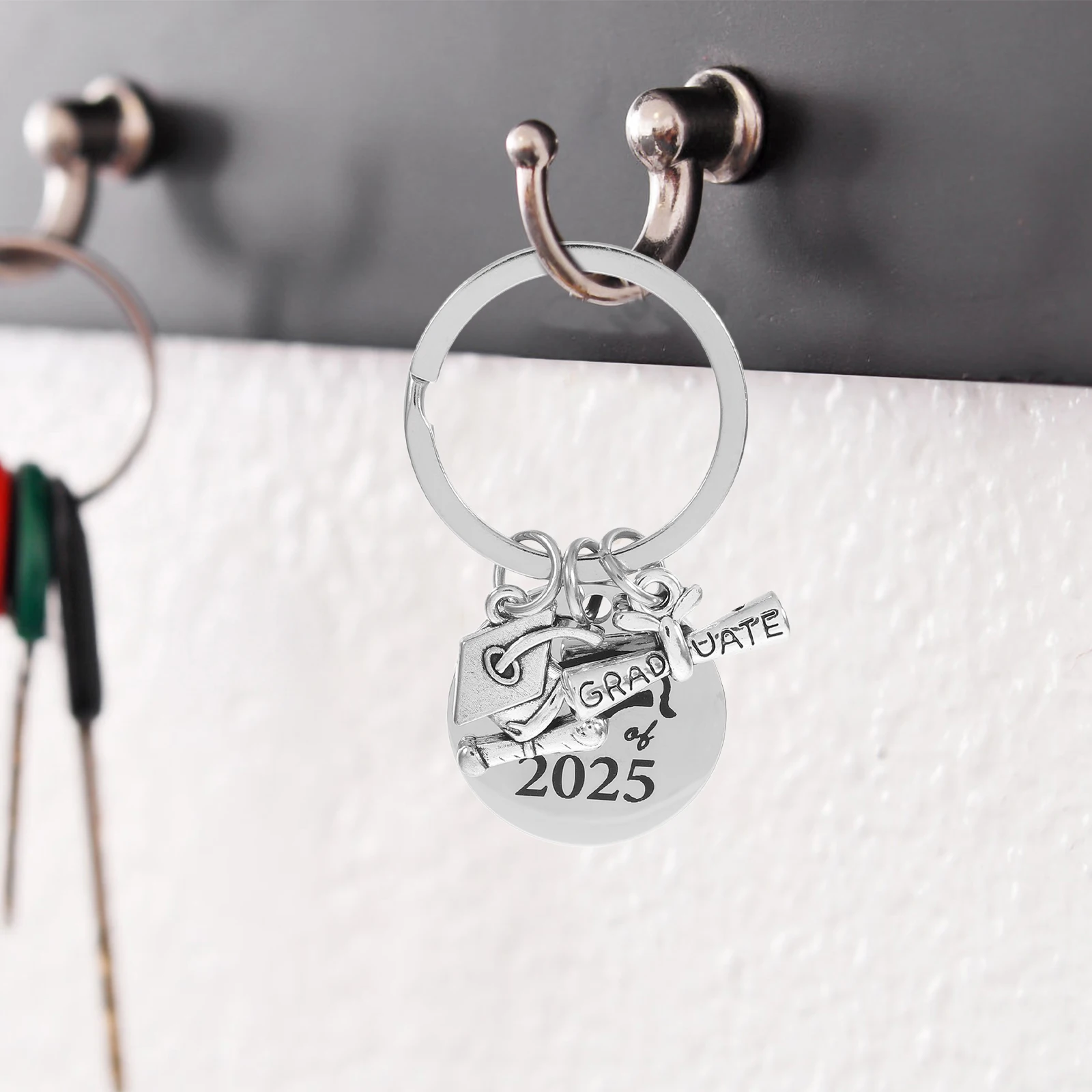 

Class of 2025 Graduation Keychain Stainless Steel Holder Ornament Party Favor Keepsake College Tag School Decor Pendan