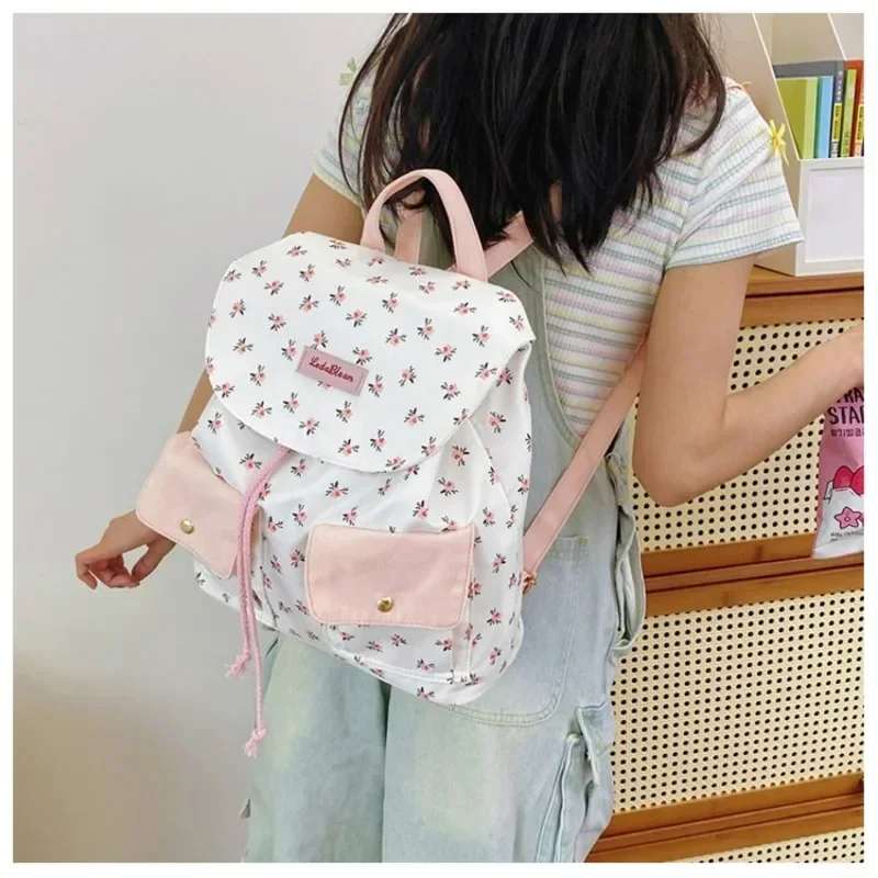 High Value and Large Capacity Canvas Backpack Is Light and Versatile and It Is A Commuter Bag for Minority Girls and Students