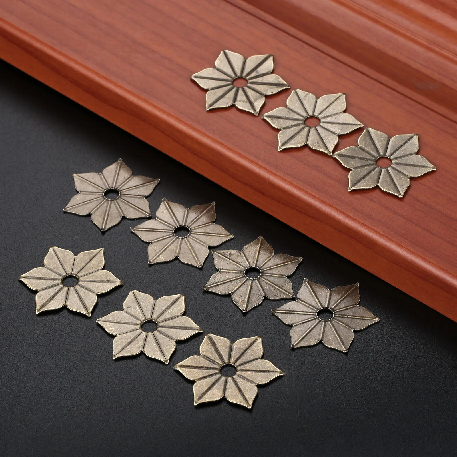 10pcs Vintage Iron Flower Corner Brackets Decorative Jewelry Box Case Table Corners Protector Hardware 35*35mm Antique Bronze