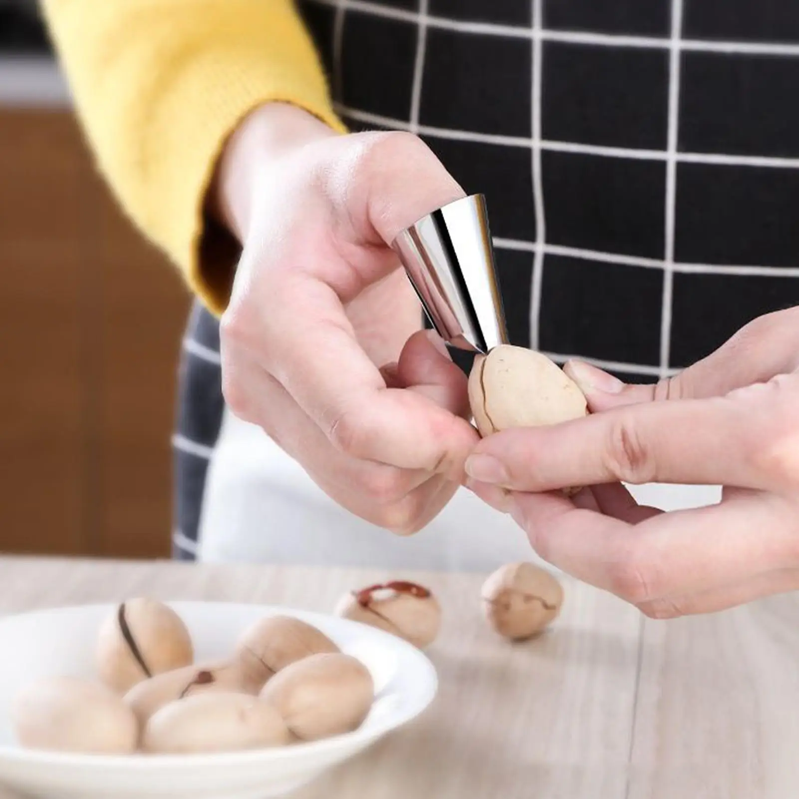 

Chestnut Cutter Tool Anti-Slip Walnut Cracker Nutcracker Chestnut Opener For Kitchen Home Dormitory Hotel Restaurant Apartment