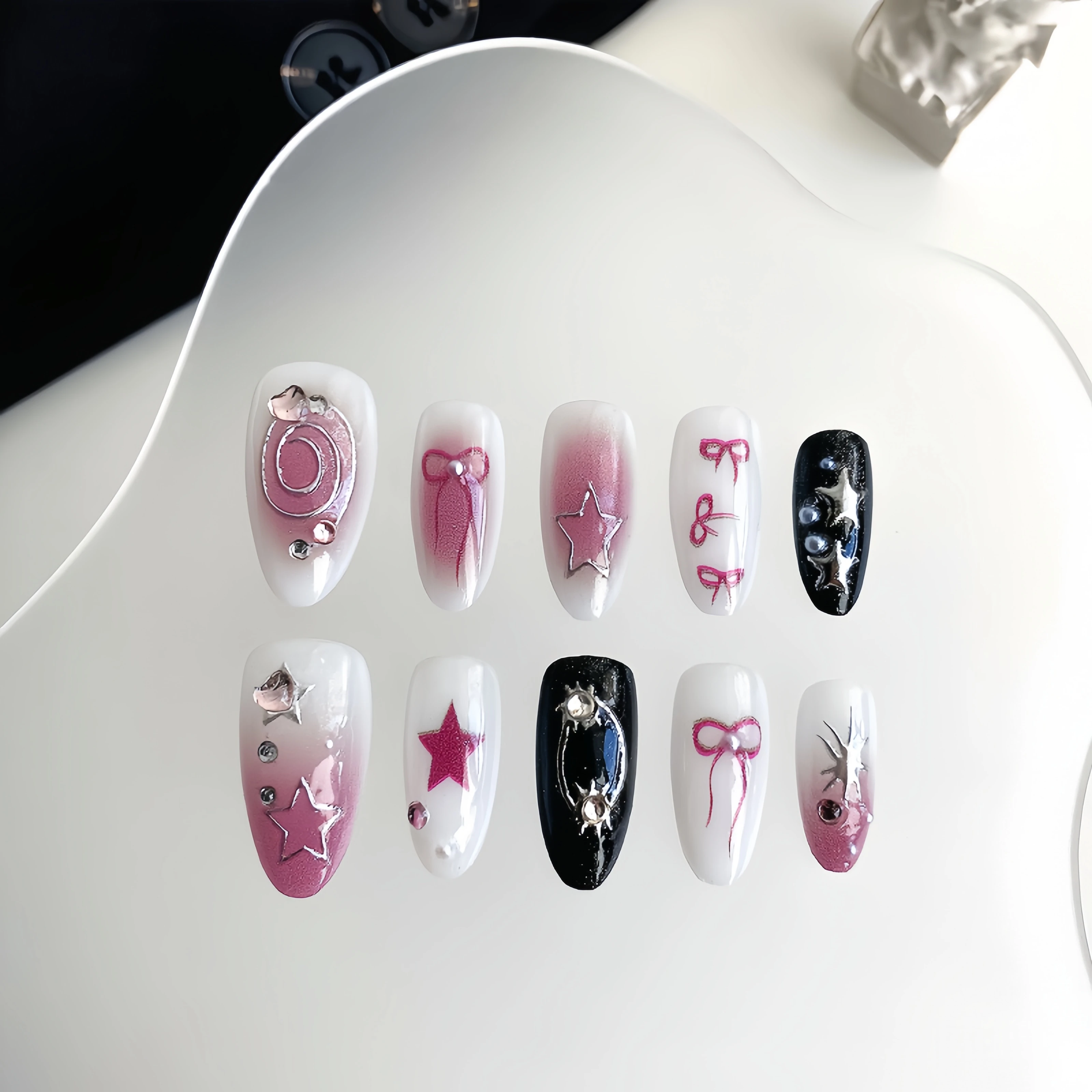 Nail art en forme d'amande pressé à la main, beaux faux ongles, nail art étoile dégradé rose noir, adapté aux femmes à utiliser 10 pièces
