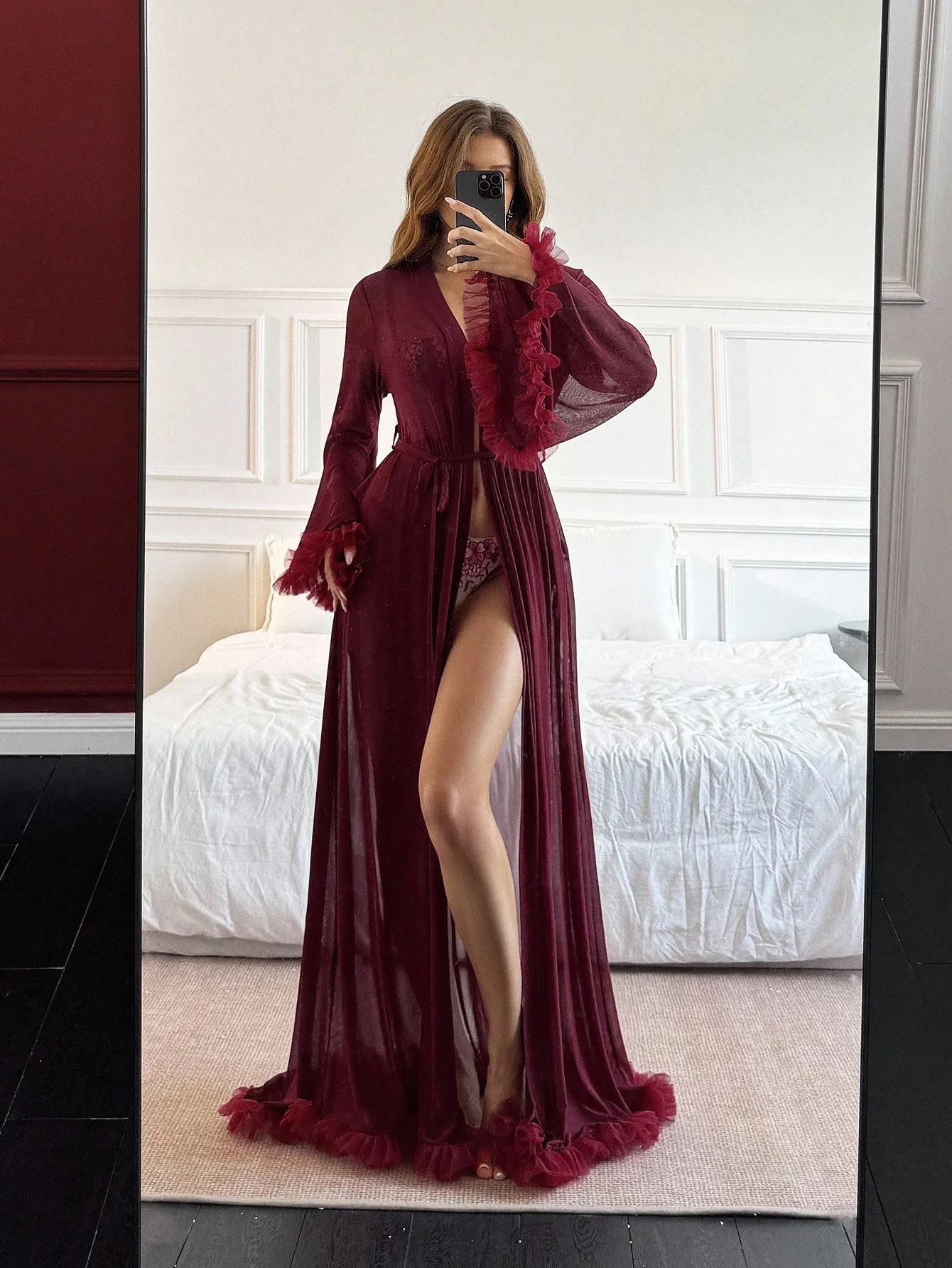 

Бордовый прозрачный длинный халат с рюшами на рукавах и поясом, V-образный вырез, длина до пола