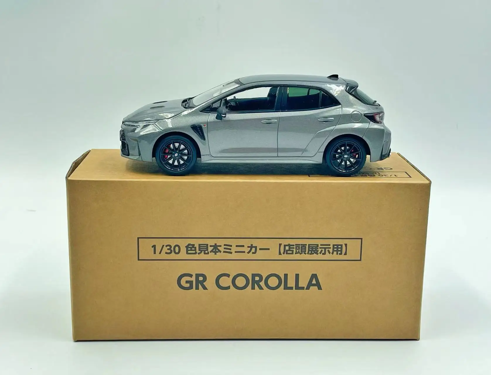 GR COROLLA カラーサンプルミニカー　1/30 Amazon.co.jp: ミニカー 1/30 トヨタ 新型GRカローラ スーパーホワイト