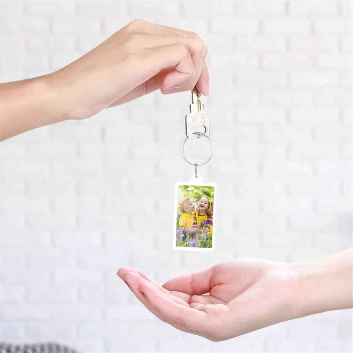 AT16 150 Pack Clear Acrylic Photo Picture Keychain Blank Photo Insert Keyring DIY Personalize Favor for Family Friends