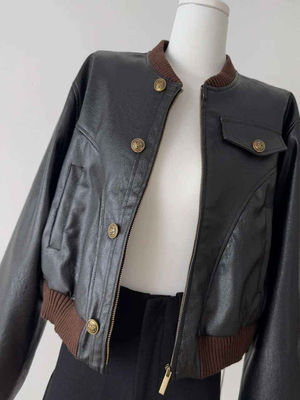 Amerykańska kurtka skórzana w stylu retro baseball z kołnierzykiem, damska, luźna, wyszczuplająca, jesień 2025, odzież wierzchnia, efekt wysokiej talii.