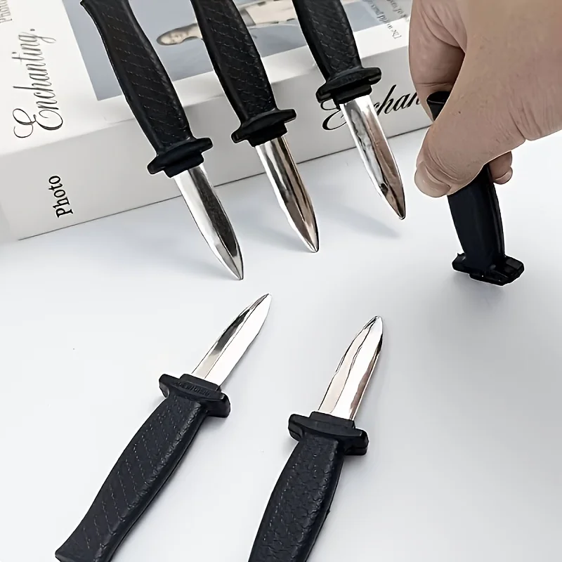 3 Halloween prank tools, 7.09inch telescopic knife, magic telescopic person shrinking prank tool, used for malicious pranks and mischievous behavior. Plastic material, unsharpened, novelty party gift