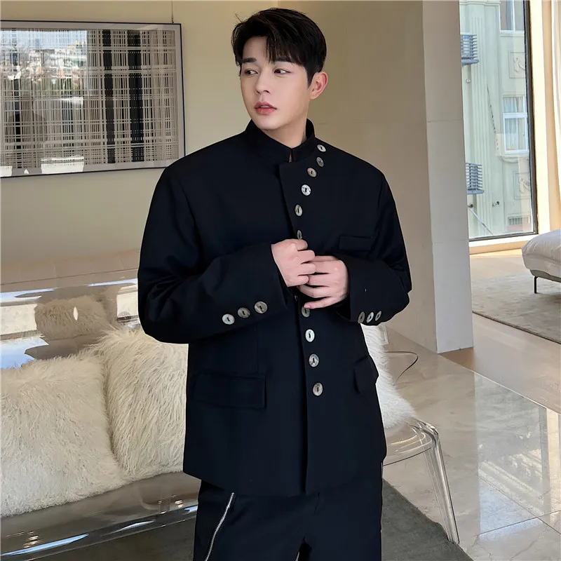 

Весенняя новинка: мужской пиджак с оригинальным дизайном пуговиц, эксклюзивный топ для узкого круга аудитории, с воротником-стойкой и маленькими западными пуговицами.