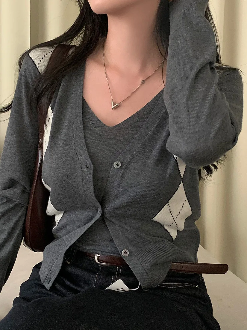 سترة محبوكة بأكمام طويلة وياقة على شكل V بتصميم عتيق، طقم نسائي قصير أنيق يتكون من سترة خارجية وصدرية من ألياف البوليستر