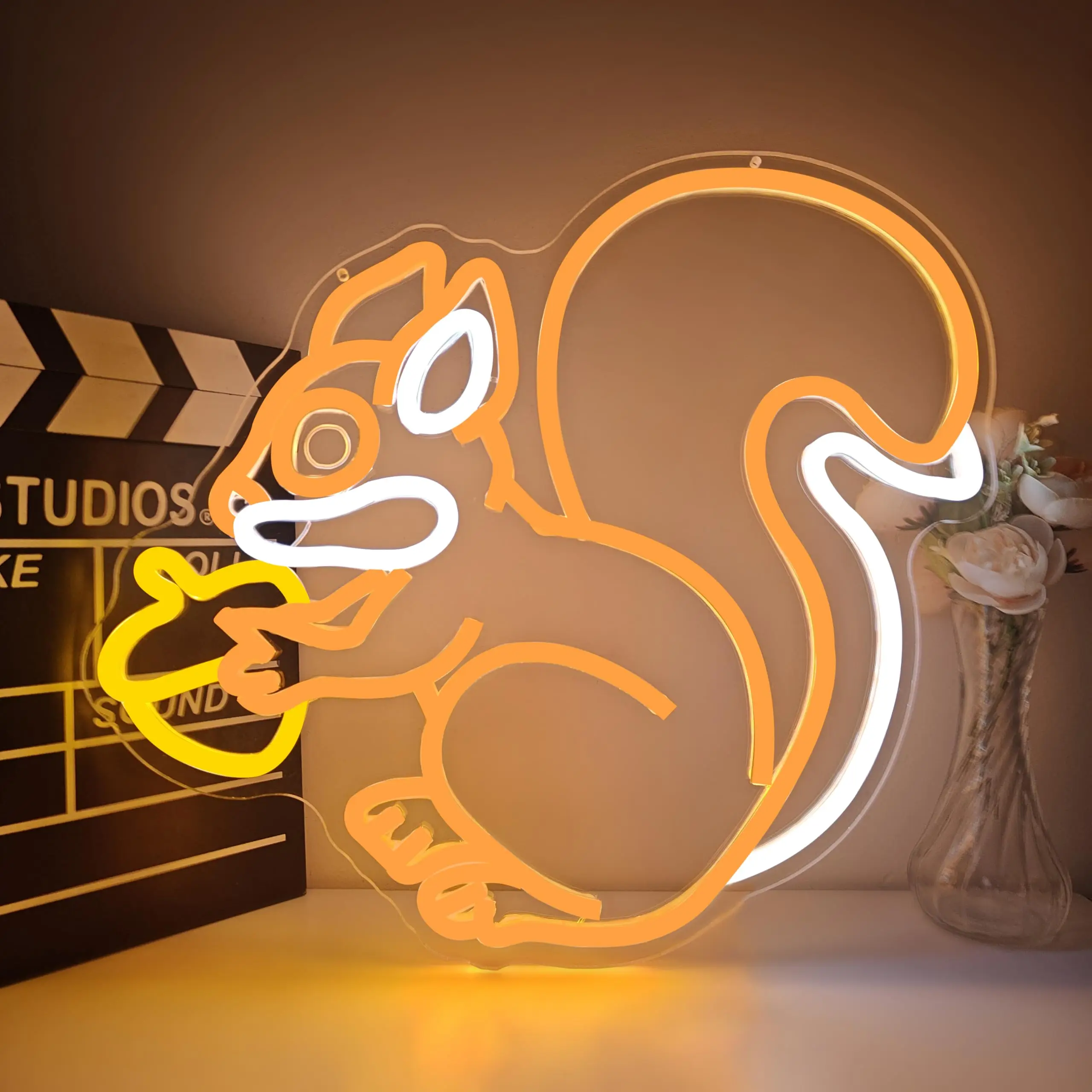 Insegna al neon scoiattolo con un pigna Decorazione da parete dimmerabile per camera da letto Simpatico animale Regali di compleanno per il Ringraziamento di Natale