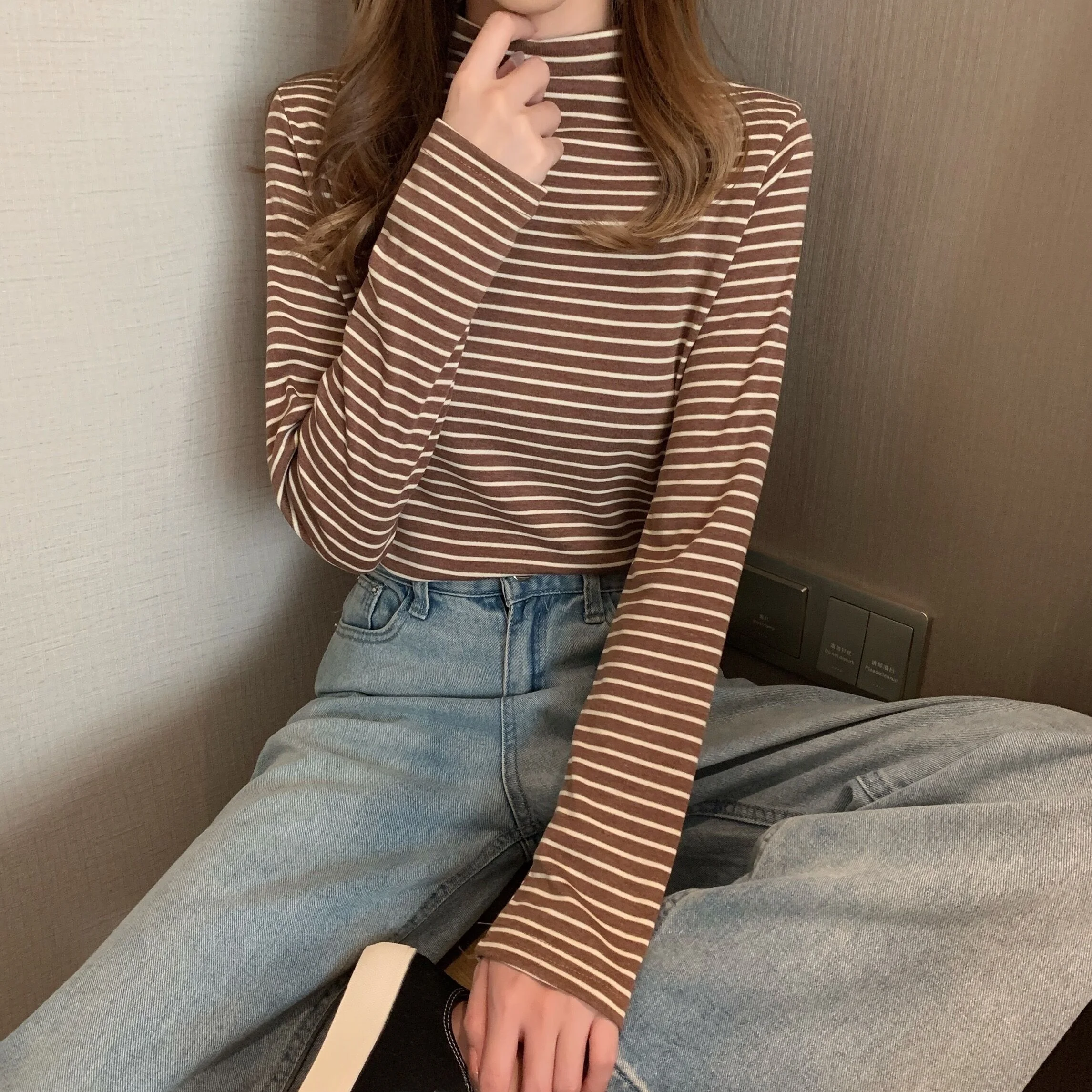 قميص نسائي ضيق للخريف والشتاء بياقة نصف عالية وأكمام طويلة، طبقة أساسية للارتداء الداخلي، مخطط أبيض متعدد الاستخدامات، قمة أن...