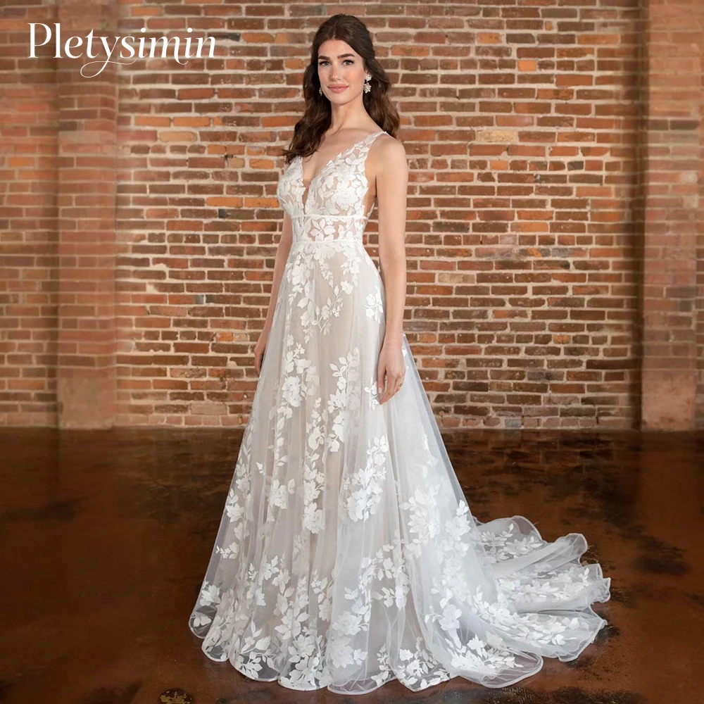 ชุดแต่งงานชายหาดผ้าทูลล์โปร่งสไตล์โบฮีเมียนสำหรับเจ้าสาว ชุดเจ้าสาวลูกไม้ปักลายลึกแบบวี พร้อมชายกระโปรงยาว สง่างาม แบบ Vestido De Novia สามารถสั่งตัดได้