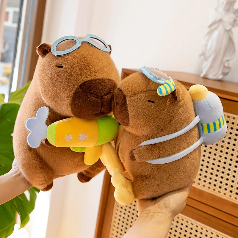 Urocza pluszowa kapibara w kombinezonie nurka, wypchana lalka, słodkie zwierzątko kapibara dla dzieci, prezent na urodziny, Boże Narodzenie, miękka i przytulna zabawka dla niemowląt.